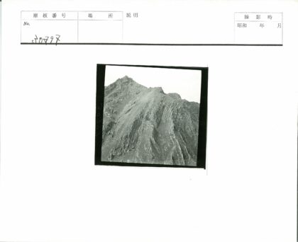 陡峭岩石山峰景观.jpg