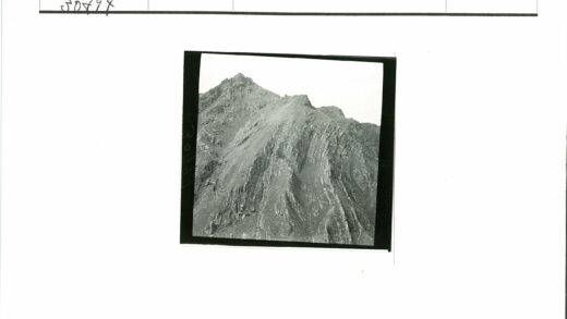 陡峭岩石山峰景观.jpg