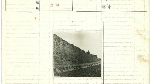 陡峭岩石悬崖与晴朗天空.jpg