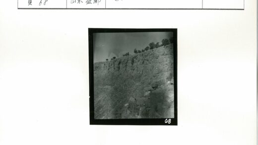 陡峭岩石悬崖自然景观.jpg
