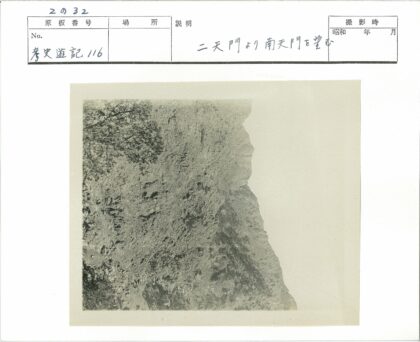 陡峭岩石表面纹理特写.jpg