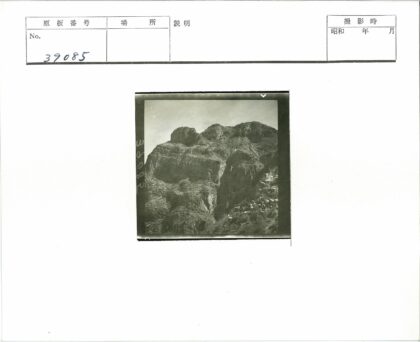 陡峭悬崖与崎岖山地景观.jpg