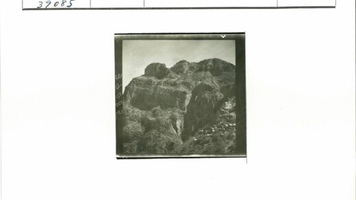 陡峭悬崖与崎岖山地景观.jpg