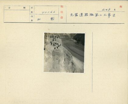 陡峭悬崖俯瞰蜿蜒河流.jpg