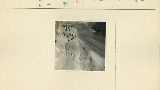 陡峭悬崖俯瞰蜿蜒河流.jpg