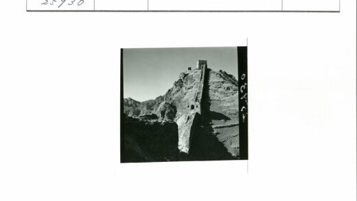 陡峭石墙延伸崎岖山区景观.jpg