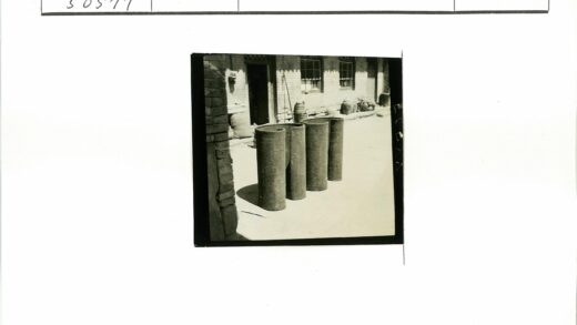 院子里的大圆柱形物体与砖建筑.jpg