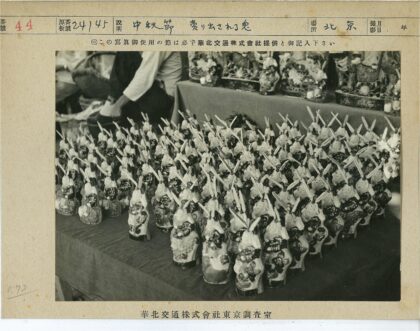 陶瓷兔子雕像与人物特写.jpg