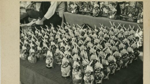 陶瓷兔子雕像与人物特写.jpg