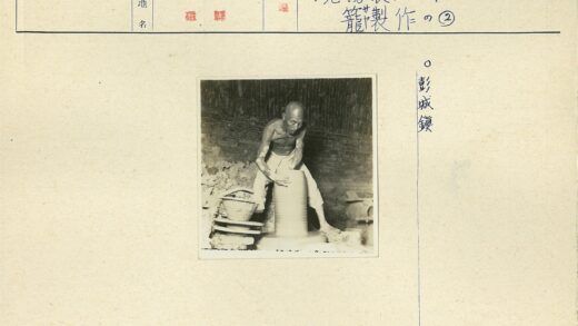 陶艺工匠专注制陶.jpg