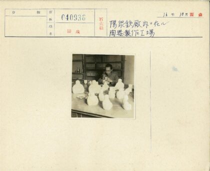 陶艺师手工雕刻陶瓷作品.jpg
