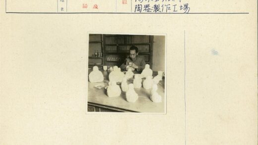 陶艺师手工雕刻陶瓷作品.jpg