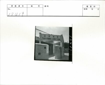 陶青路口历史建筑与砖柱风貌.jpg