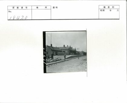 陶青路口火车站与烟囱背景.jpg
