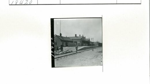 陶青路口火车站与烟囱背景.jpg