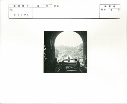 隧道入口三人观桥梁山脉景观.jpg