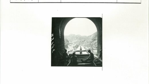 隧道入口三人观桥梁山脉景观.jpg