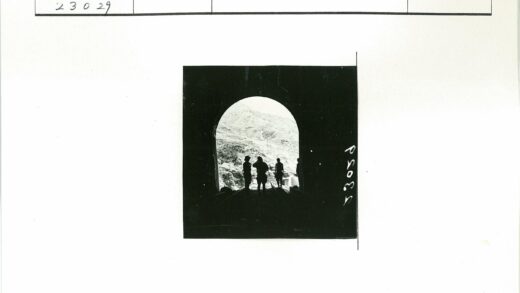隧道入口剪影俯瞰山地景观.jpg