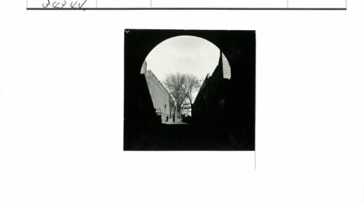 隧道砖墙街景行人剪影.jpg