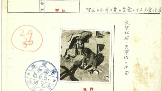 难民生活纪实帐篷外的母子.jpg