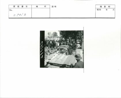 集会现场士兵与民众合影.jpg
