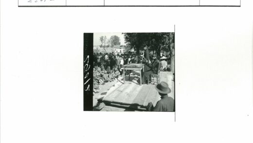 集会现场士兵与民众合影.jpg