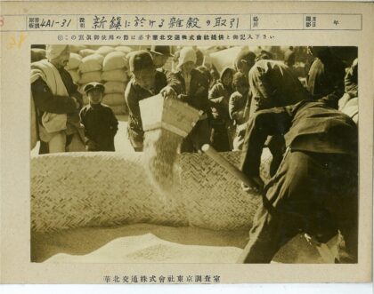 集体劳作谷物收集场景.jpg