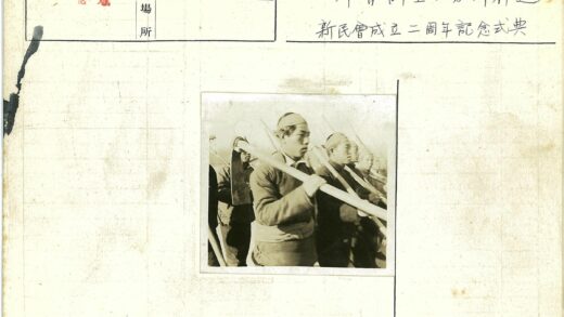 集体肩扛长柄工具合影.jpg