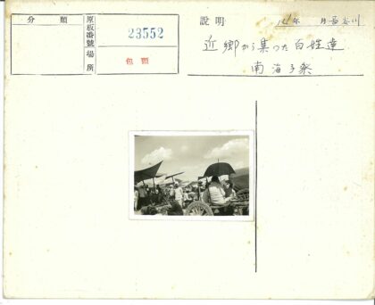 集市人群与手推车伞下休憩.jpg