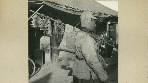 集市扛兽皮男子与瓦顶市场.jpg