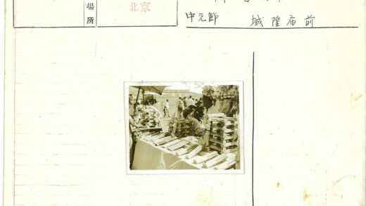 集市摊位雨伞下商品琳琅满目.jpg