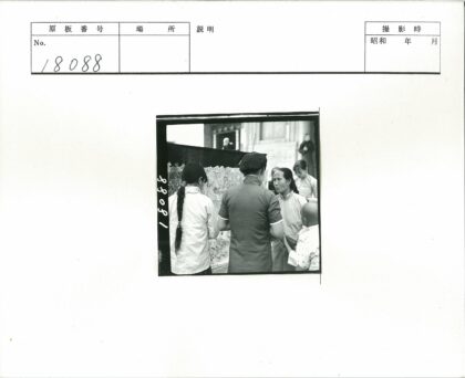 集市花挂毯辫子男子互动.jpg