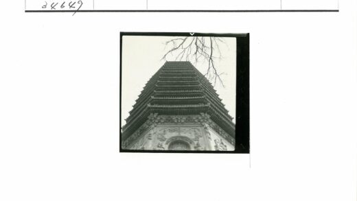 雕刻华丽的多层宝塔冬景.jpg