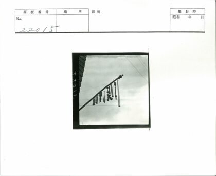雕刻木制品的细长杆子与多云天空.jpg