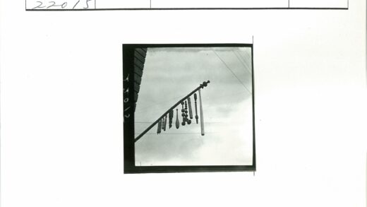 雕刻木制品的细长杆子与多云天空.jpg