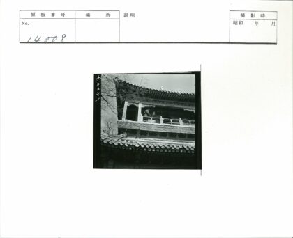雕刻木梁双层建筑阳台人物.jpg