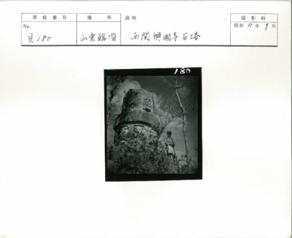 雕刻石建筑与树林景观.jpg