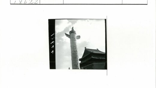 雕刻石柱与传统瓦顶建筑.jpg