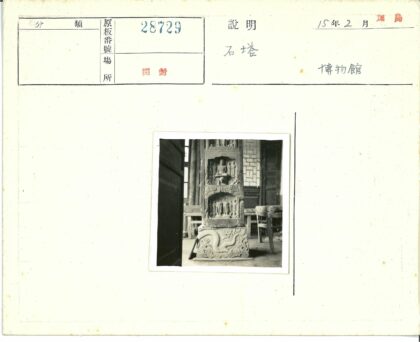 雕刻石柱与古典木家具室内景.jpg