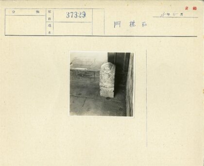 雕刻石柱与木墙瓷砖地.jpg