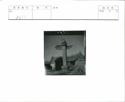 雕刻石柱与狮子雕像建筑前.jpg