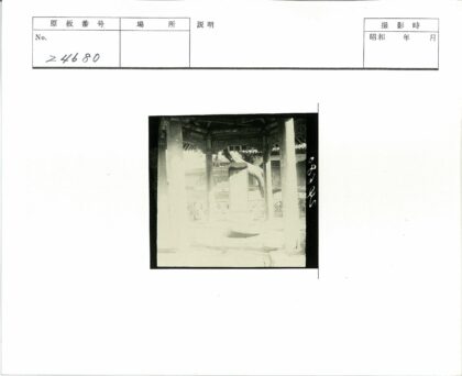 雕刻石柱与瓦顶建筑细节.jpg