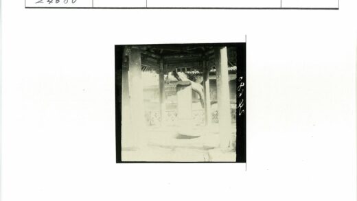 雕刻石柱与瓦顶建筑细节.jpg