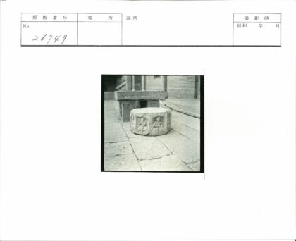 雕刻石柱与砖砌建筑景观.jpg
