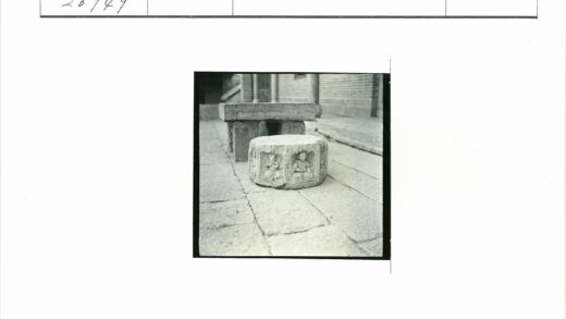 雕刻石柱与砖砌建筑景观.jpg