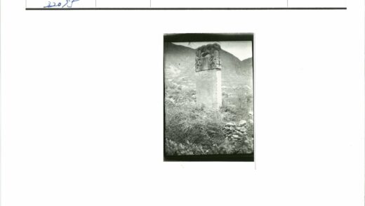 雕刻石柱与群山云雾景.jpg