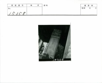 雕刻石柱狮脸雕像与拱窗建筑.jpg