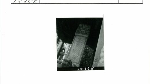 雕刻石柱狮脸雕像与拱窗建筑.jpg
