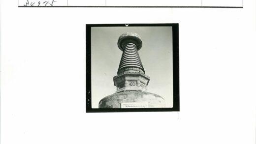 雕刻石柱锥形穹顶晴空.jpg