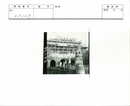 雕刻石桥与在建建筑景观.jpg